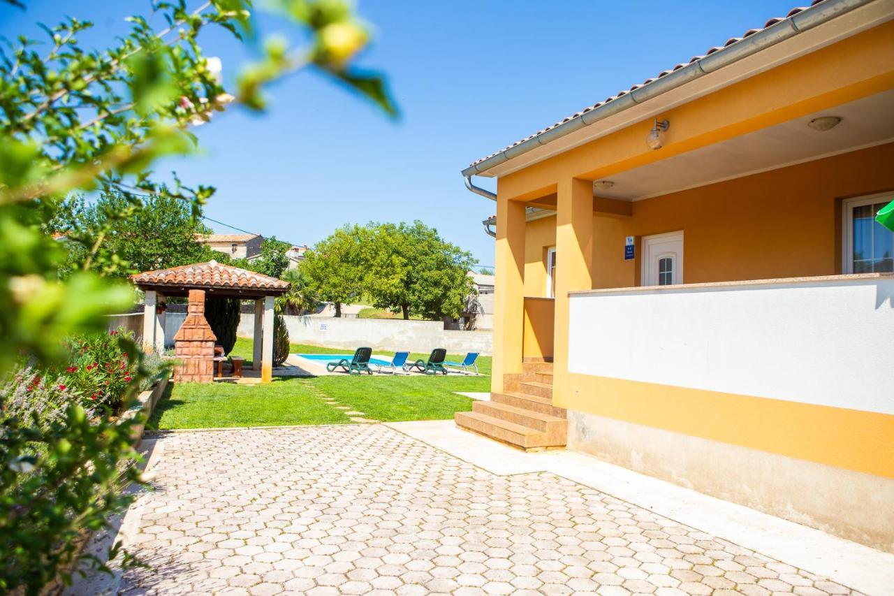 Holiday Home Labud Zminj Экстерьер фото